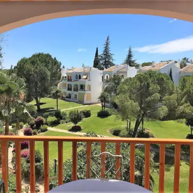 Sale of middle floor apartment in Nueva Andalucía