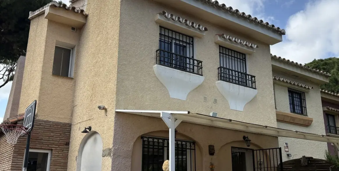 Продажа дома на две семьи в Calahonda 1