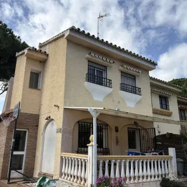 Продажа дома на две семьи в Calahonda