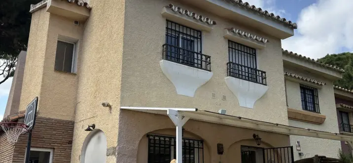 Продажа дома на две семьи в Calahonda 0