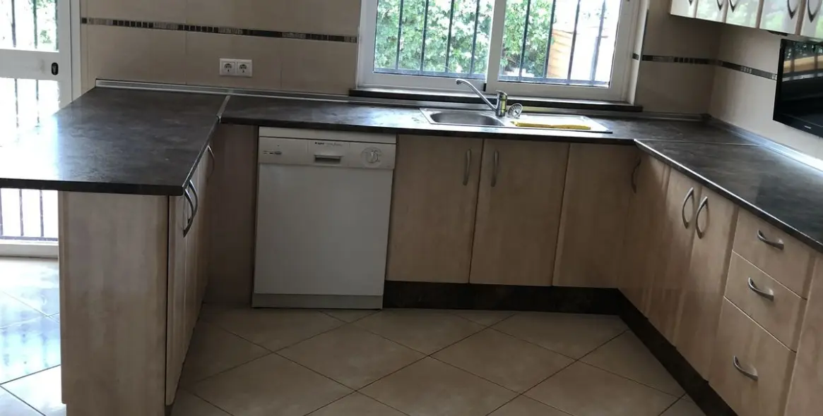 Продажа дома на две семьи в Calahonda 3