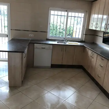 Продажа дома на две семьи в Calahonda