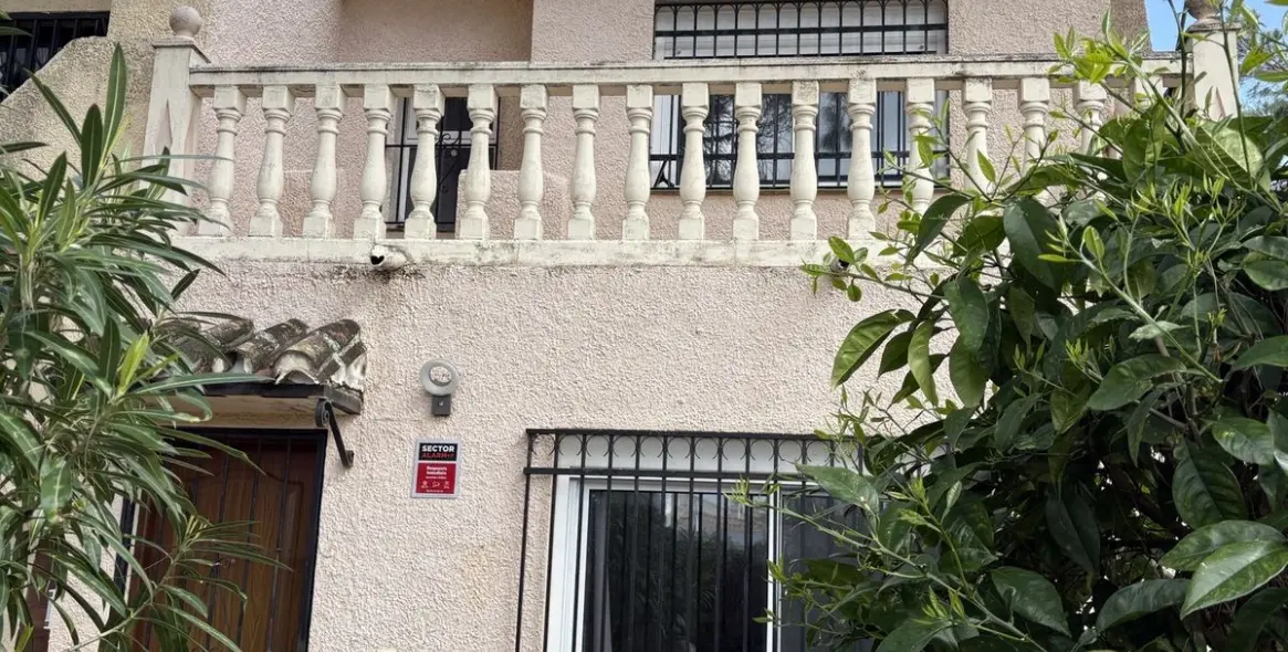 Продажа дома на две семьи в Calahonda 27