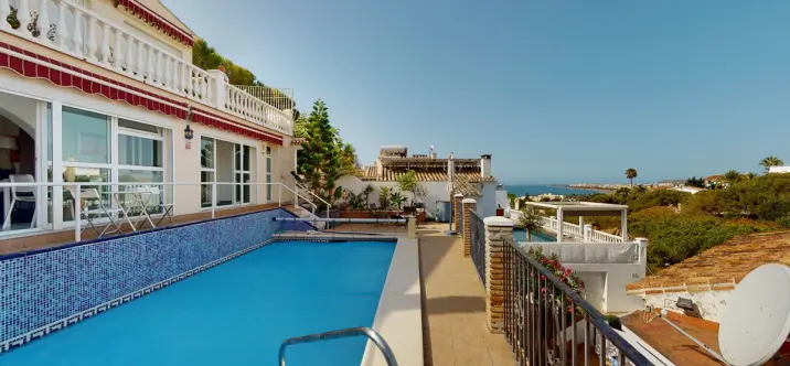 Sale of detached villa in Caleta de Vélez 0