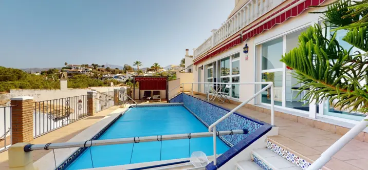 Sale of detached villa in Caleta de Vélez 2