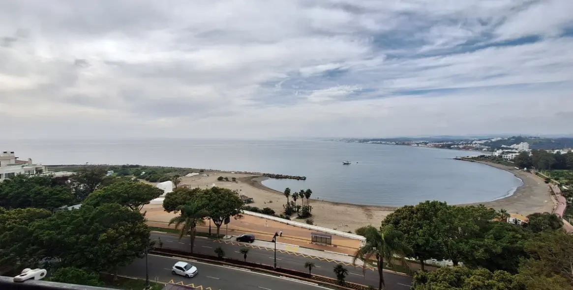 Sale of middle floor apartment in Estepona 1