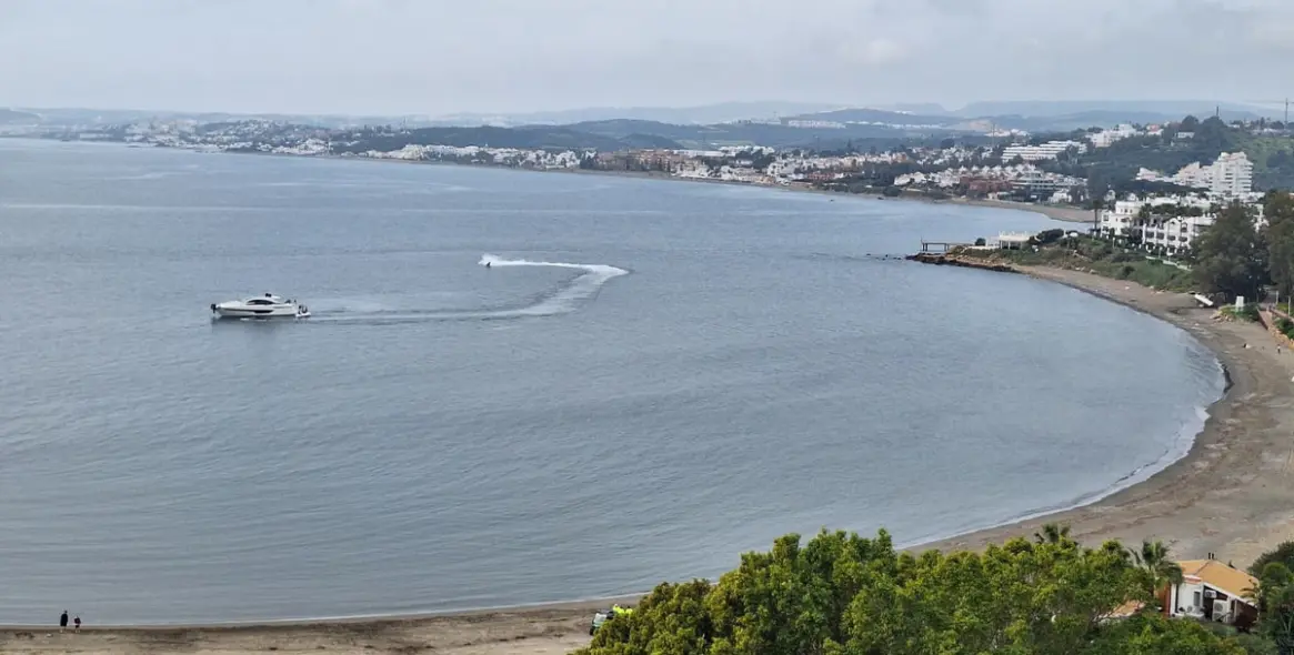 Sale of middle floor apartment in Estepona 2