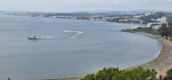 Sale of middle floor apartment in Estepona 1