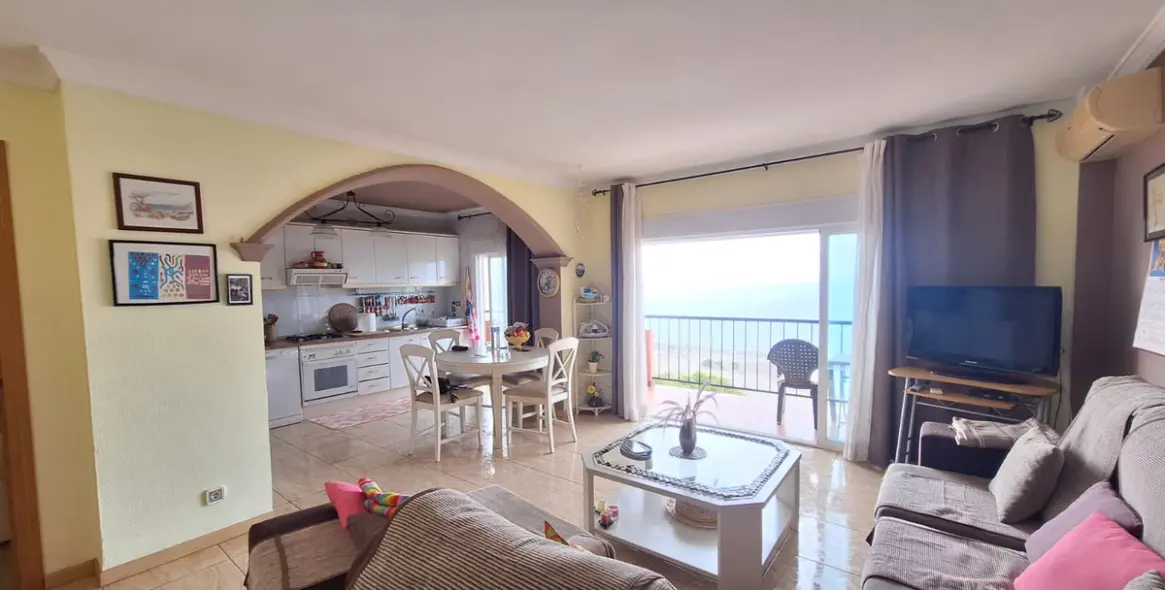 Sale of middle floor apartment in Estepona 3