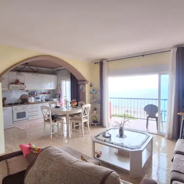 Sale of middle floor apartment in Estepona