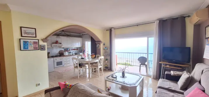 Sale of middle floor apartment in Estepona 2