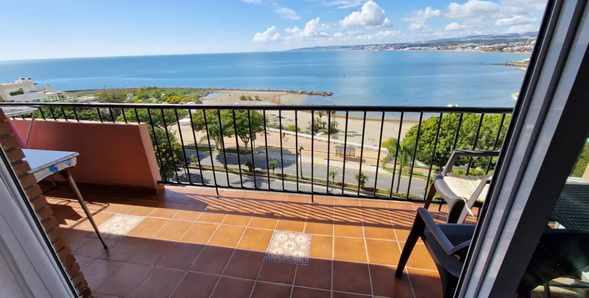 Sale of middle floor apartment in Estepona 1
