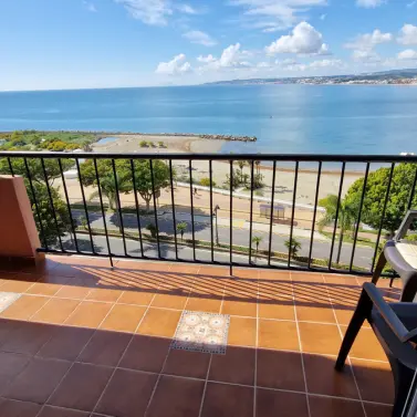 Sale of middle floor apartment in Estepona