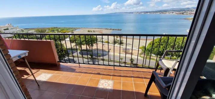 Sale of middle floor apartment in Estepona 0
