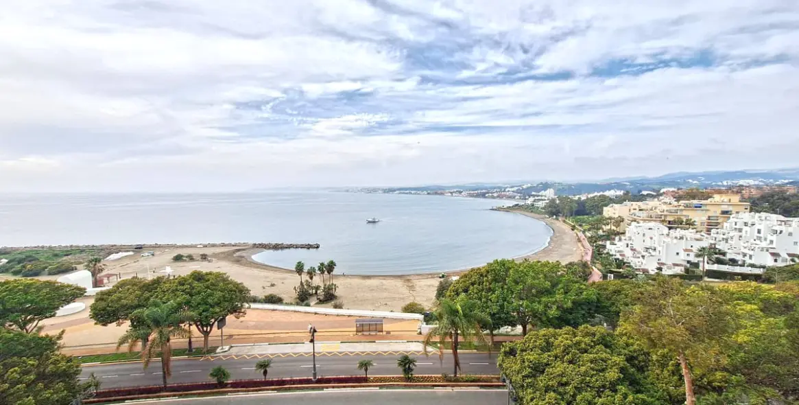 Sale of middle floor apartment in Estepona 2