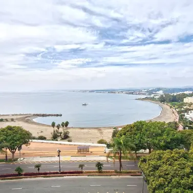 Sale of middle floor apartment in Estepona