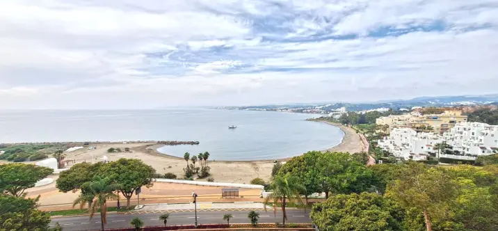 Sale of middle floor apartment in Estepona 1