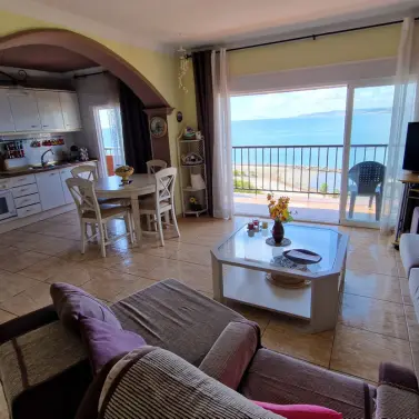 Sale of middle floor apartment in Estepona