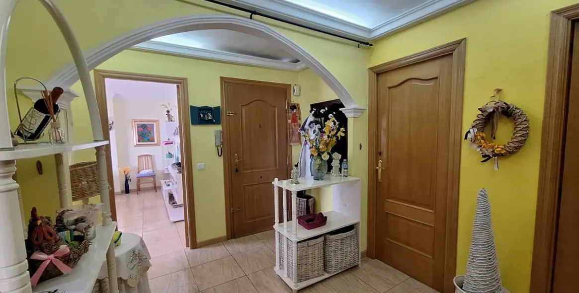 Sale of middle floor apartment in Estepona 11