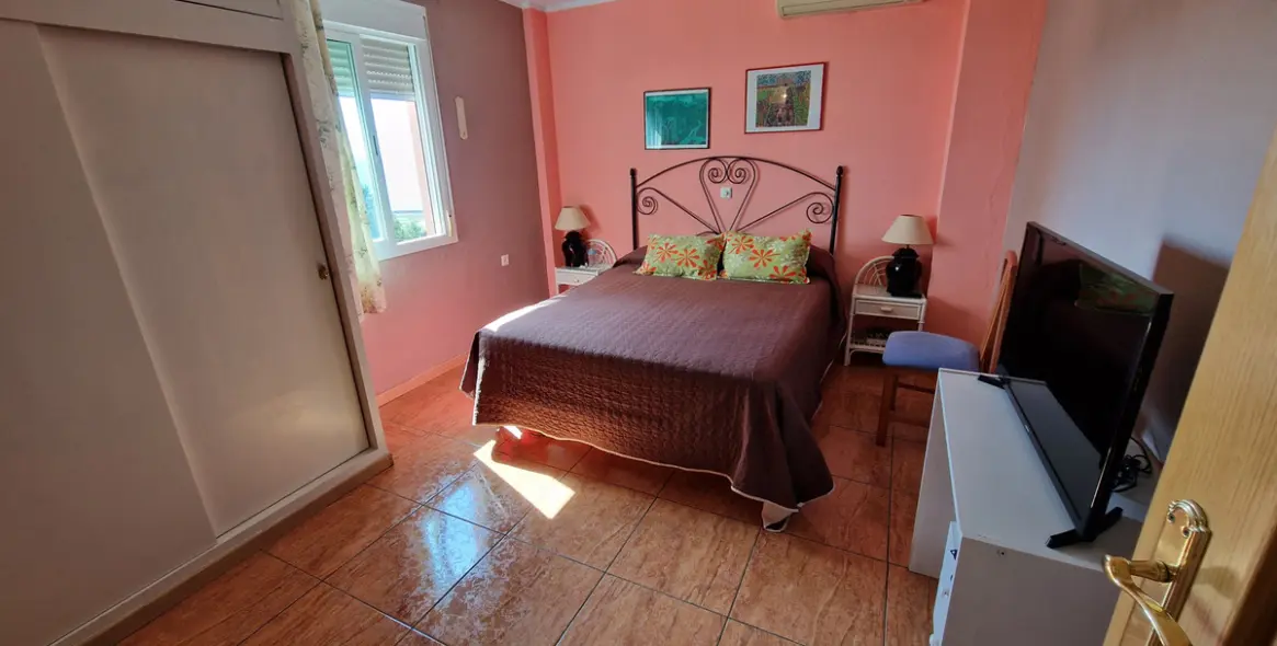 Sale of middle floor apartment in Estepona 28