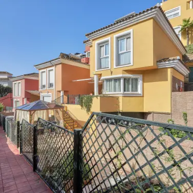 Продажа дома на две семьи в Benalmadena