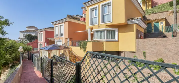 Продажа дома на две семьи в Benalmadena 1