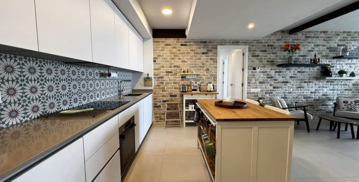 Sale of middle floor apartment in Rincón de la Victoria 14