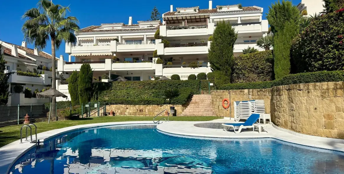 Venta de apartamento en planta media en Nueva Andalucía 1