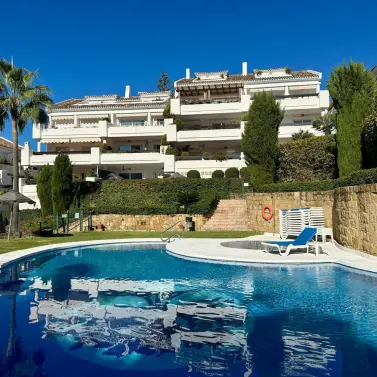 Sale of middle floor apartment in Nueva Andalucía