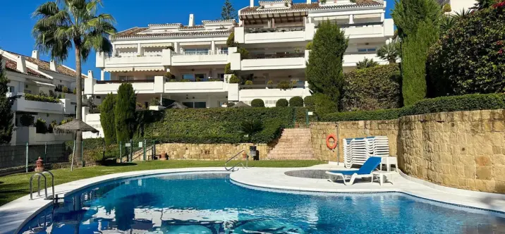 Sale of middle floor apartment in Nueva Andalucía 0