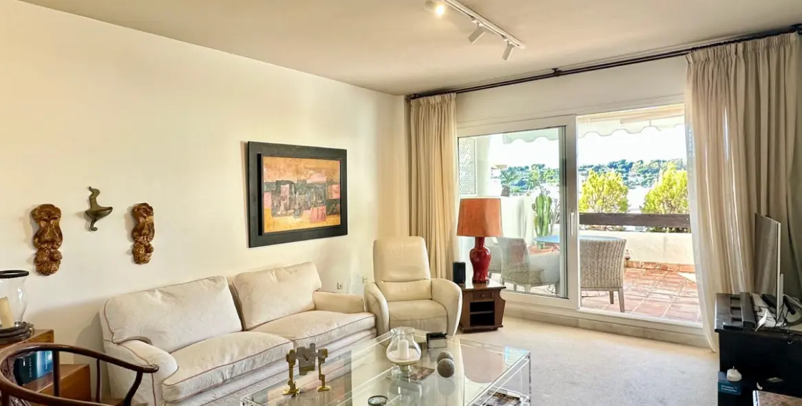 Venta de apartamento en planta media en Nueva Andalucía 2