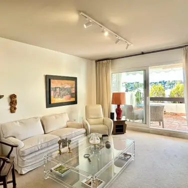 Sale of middle floor apartment in Nueva Andalucía