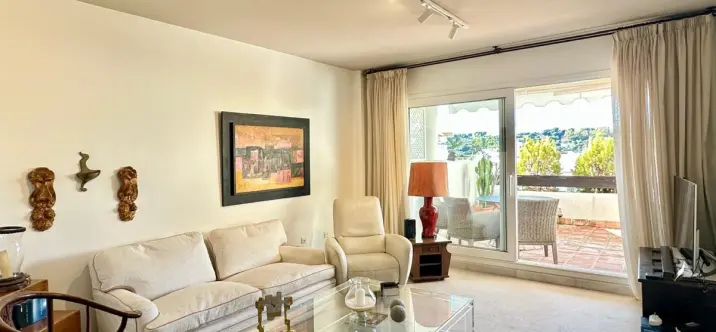 Sale of middle floor apartment in Nueva Andalucía 1