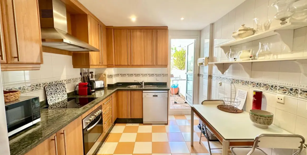 Venta de apartamento en planta media en Nueva Andalucía 3