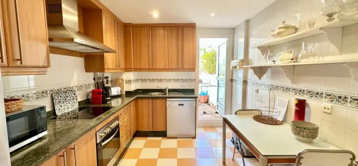 Sale of middle floor apartment in Nueva Andalucía 2