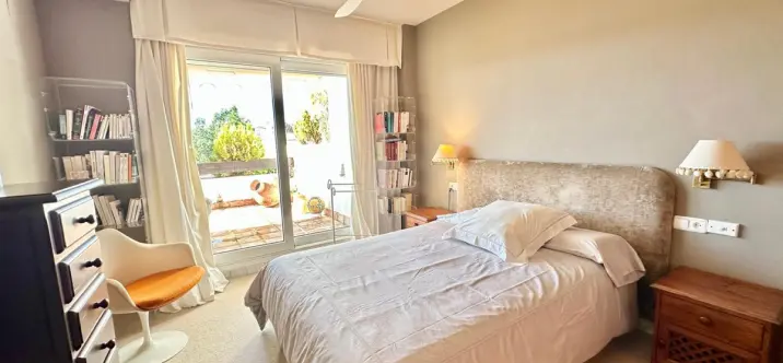 Sale of middle floor apartment in Nueva Andalucía 3