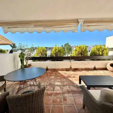 Sale of middle floor apartment in Nueva Andalucía
