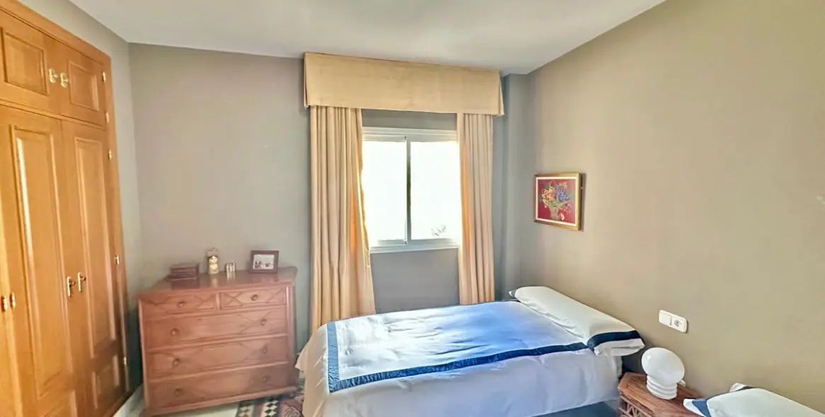 Venta de apartamento en planta media en Nueva Andalucía 14