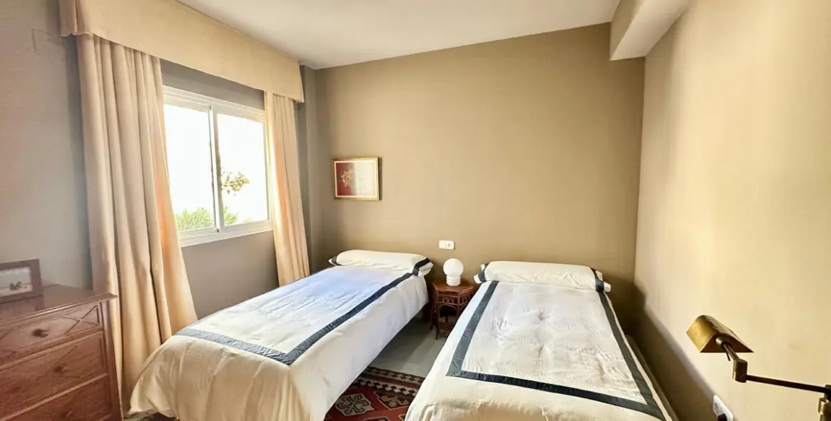 Venta de apartamento en planta media en Nueva Andalucía 15