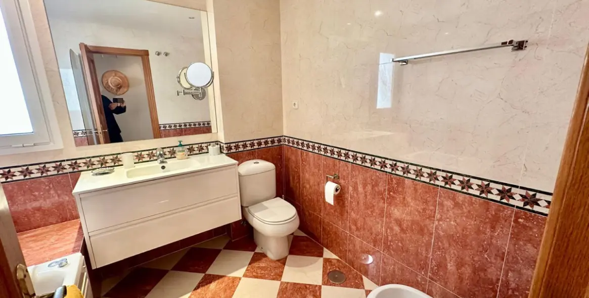 Venta de apartamento en planta media en Nueva Andalucía 18