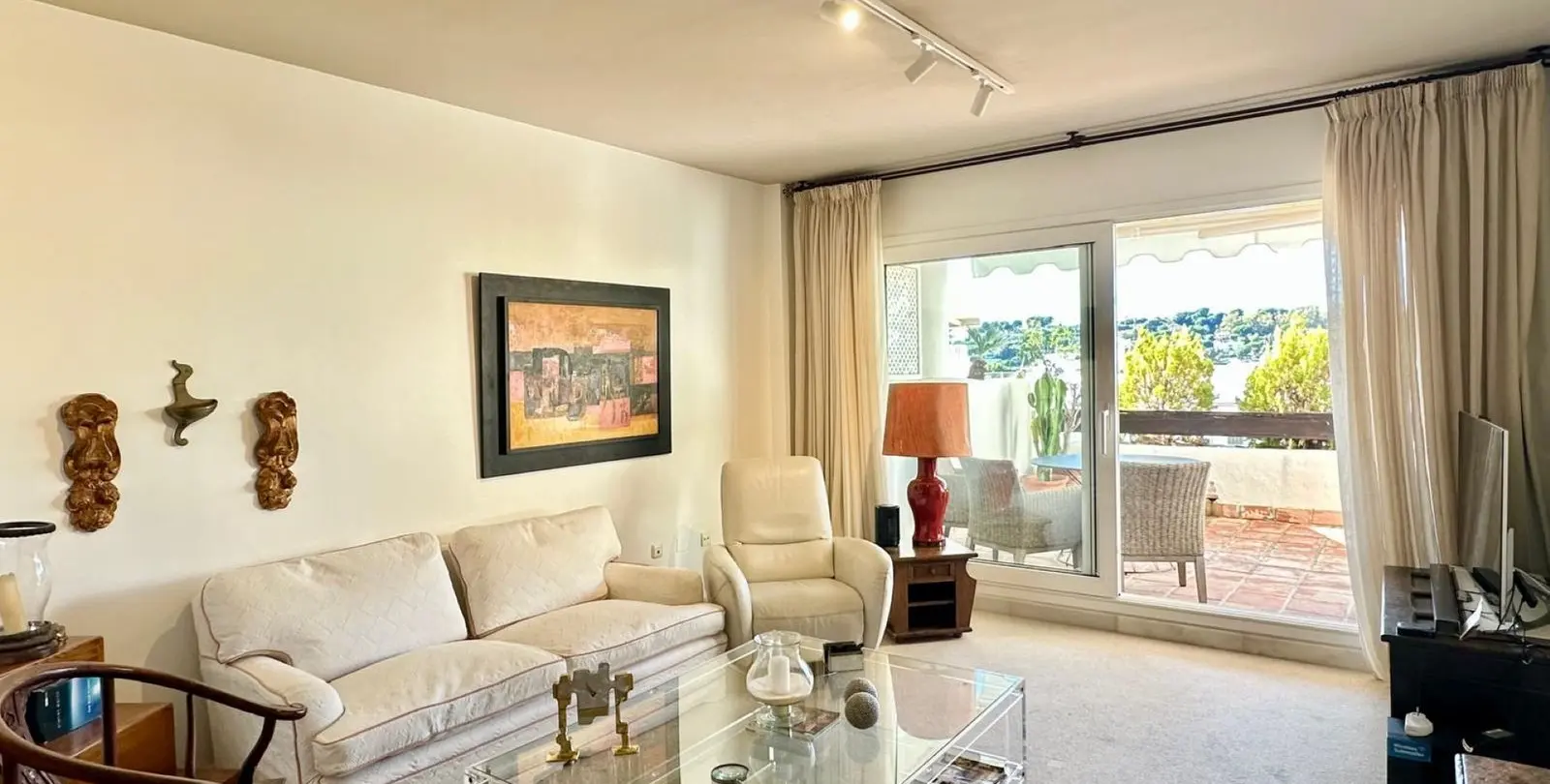 Sale of middle floor apartment in Nueva Andalucía 2