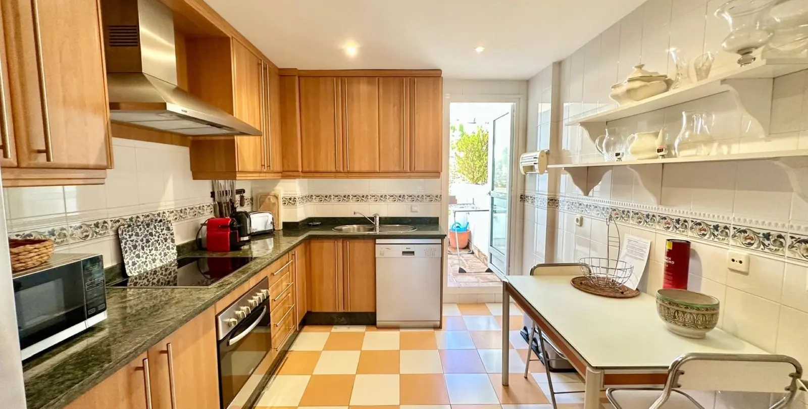 Sale of middle floor apartment in Nueva Andalucía 3