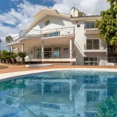 Продажа  отдельно стоящей виллы в Los Almendros