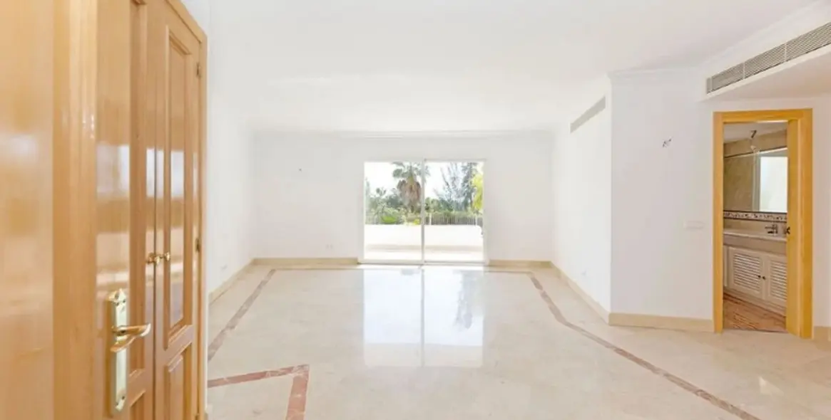 Продажа  отдельно стоящей виллы в Los Almendros 5