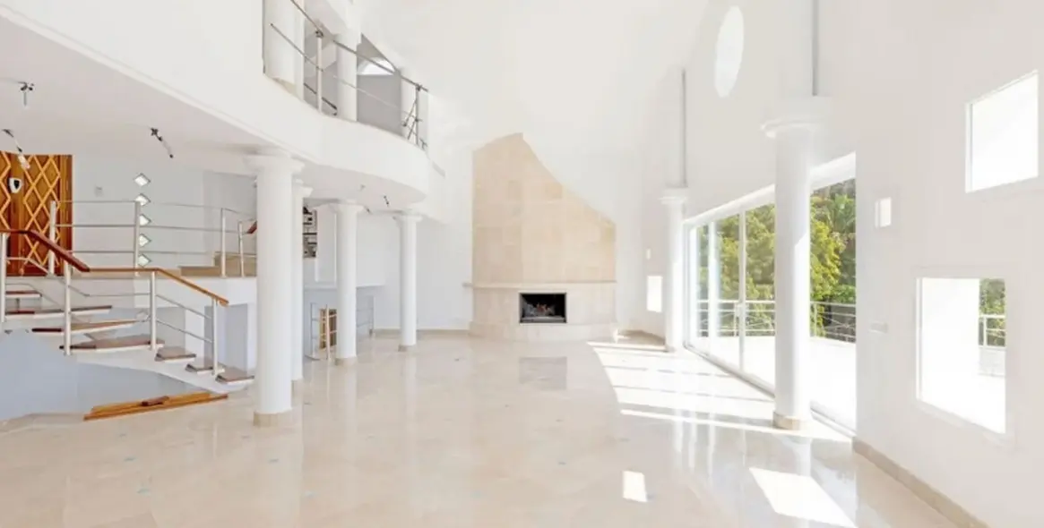 Продажа  отдельно стоящей виллы в Los Almendros 7