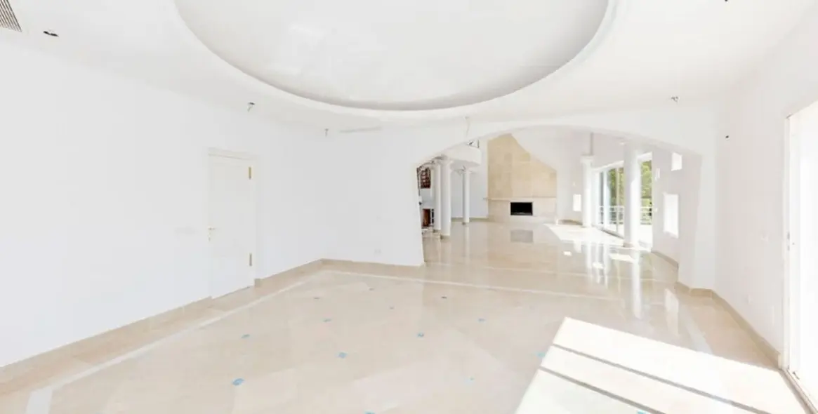 Продажа  отдельно стоящей виллы в Los Almendros 8