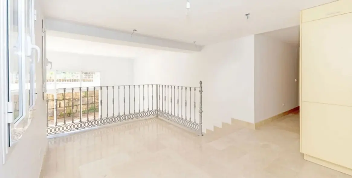 Продажа  отдельно стоящей виллы в Los Almendros 15