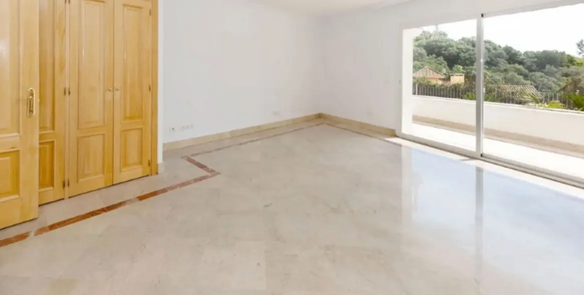 Продажа  отдельно стоящей виллы в Los Almendros 19