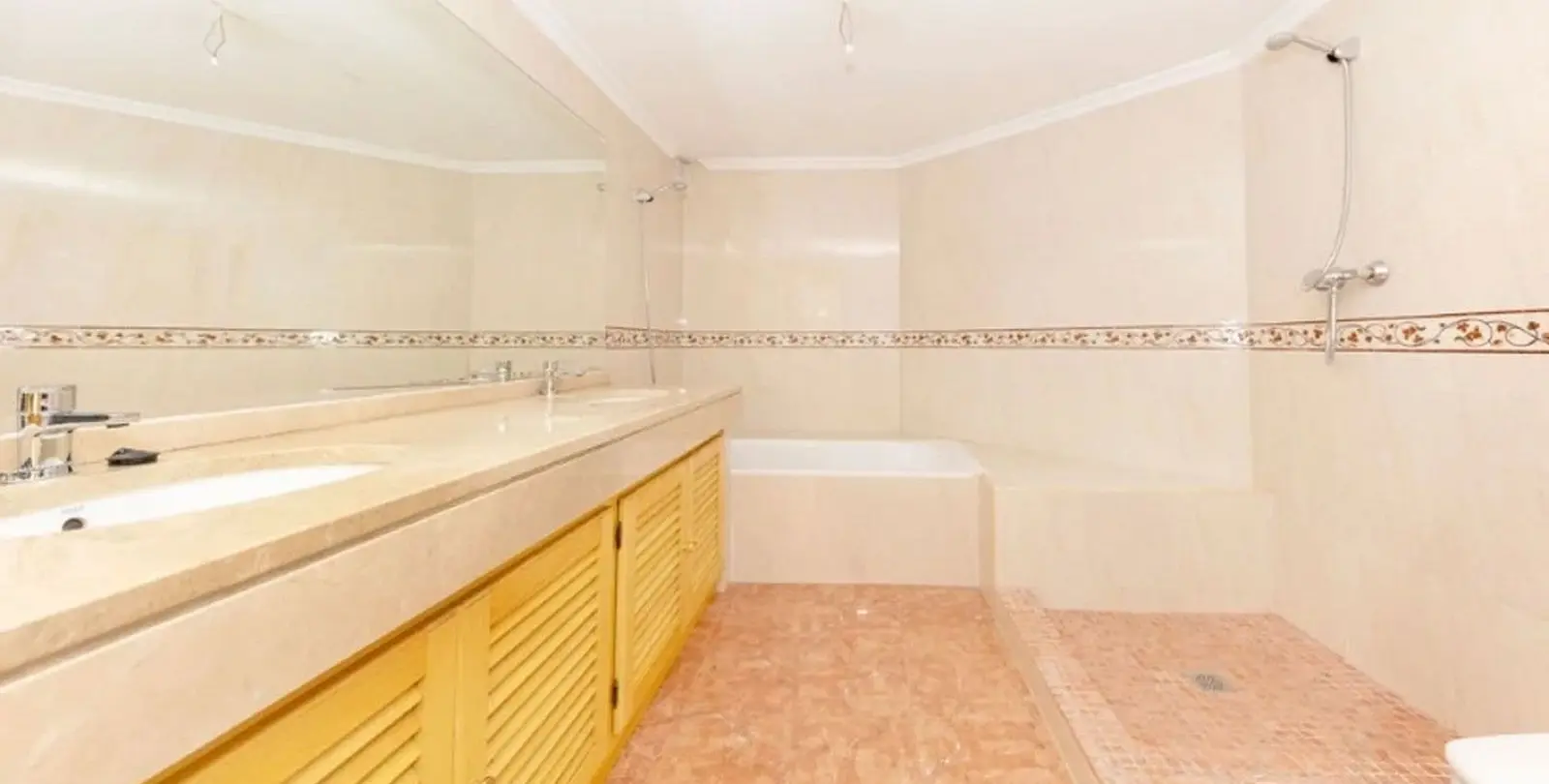 Sale of detached villa in Los Almendros 64