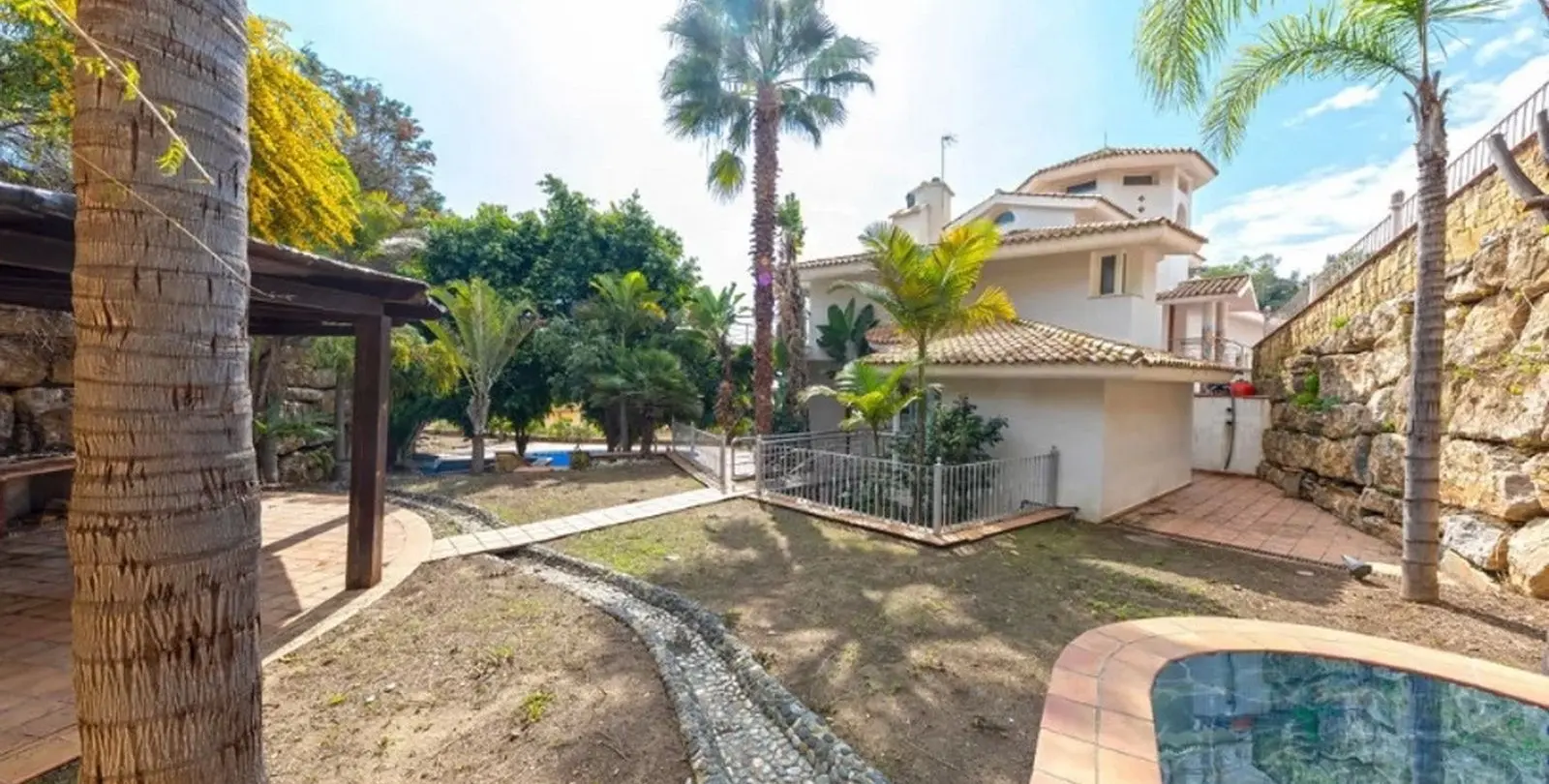 Sale of detached villa in Los Almendros 88